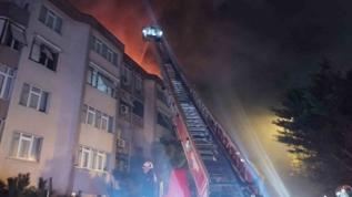 Üsküdar'da site içindeki binanın çatısında yangın paniği