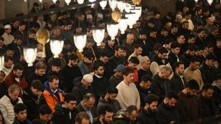 Camiler dolup taştı... Kadir Gecesi dualarla idrak edildi