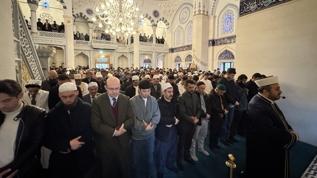 9 bin km uzaktaki ülkede bayram namazı 5 kez kılındı