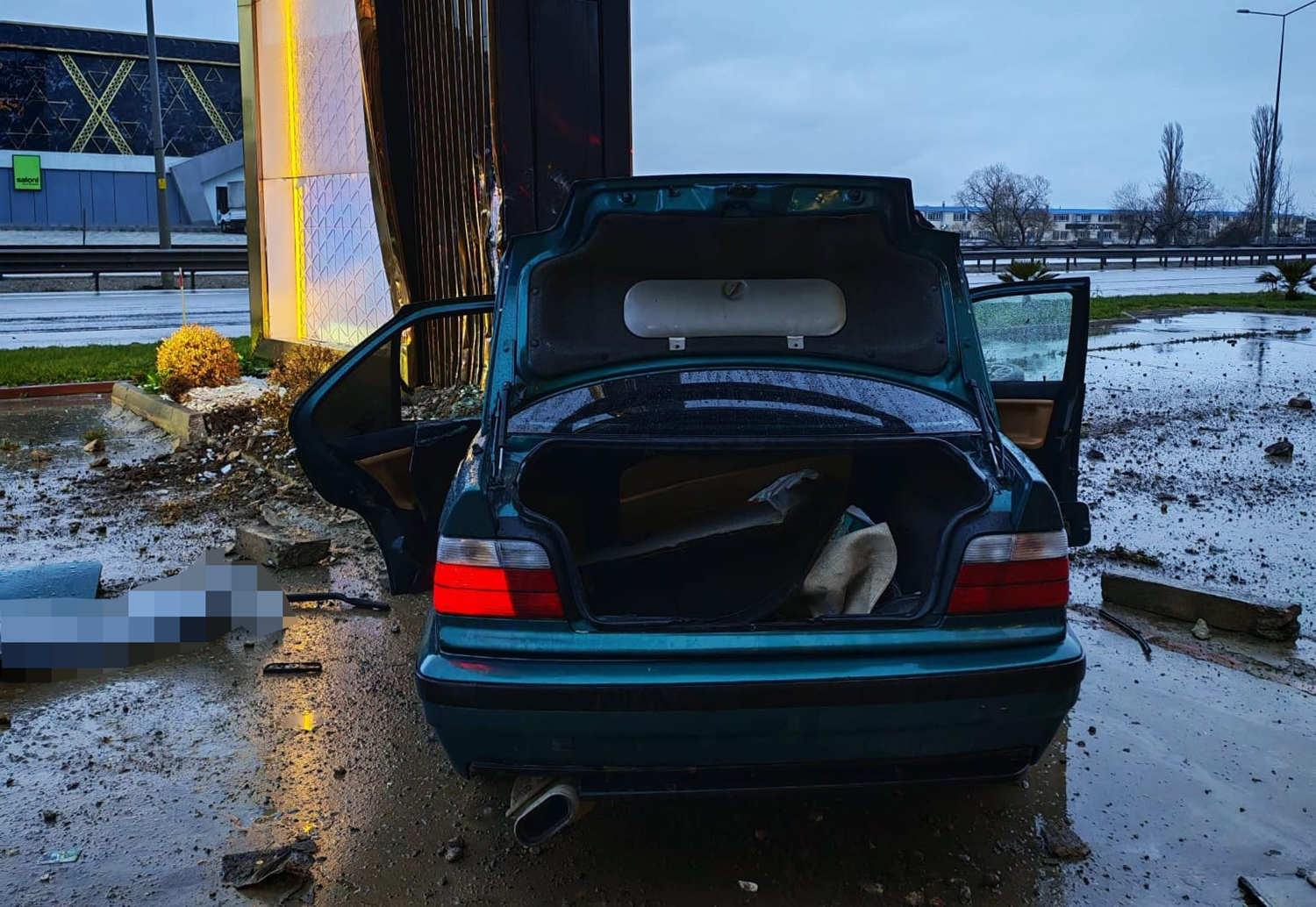 Bursa'da otomobil reklam panosuna çarptı: 1 ölü