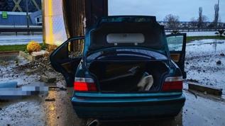 Bursa'da otomobil reklam panosuna çarptı: 1 ölü