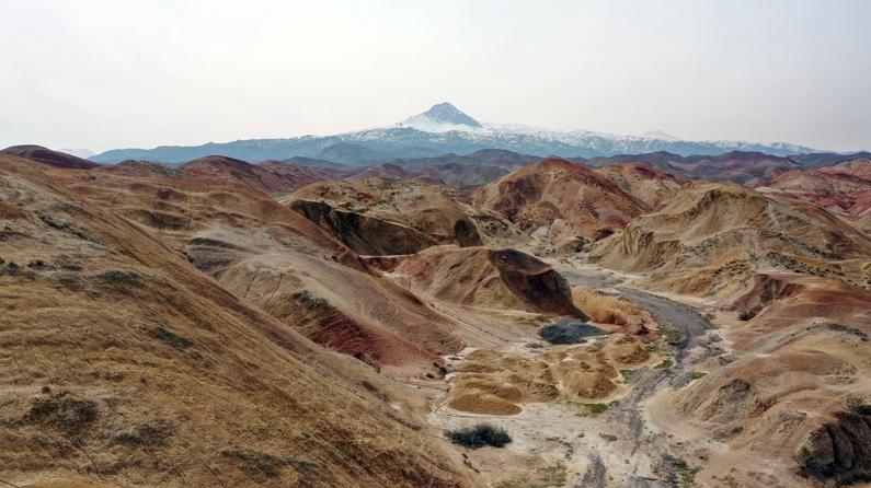 Iğdır'ın Gökkuşağı Tepeleri, ilkbahara renkleniyor!