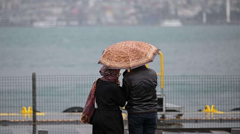 İstanbul'da aniden bastıran yağmur vatandaşları hazırlıksız yakaladı