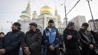 Moskova'da Müslümanlar Bayram Namazı için Camileri doldurdu