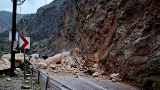 Mersin'de korkutan olay... Heyelanla gelen kayalar kara yolunu kapattı