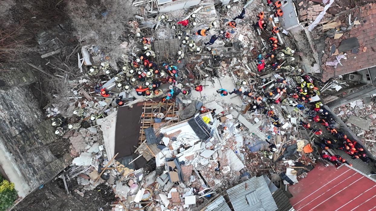 İstanbul Fatih'te doğal gaz patlaması: 2 bina çöktü