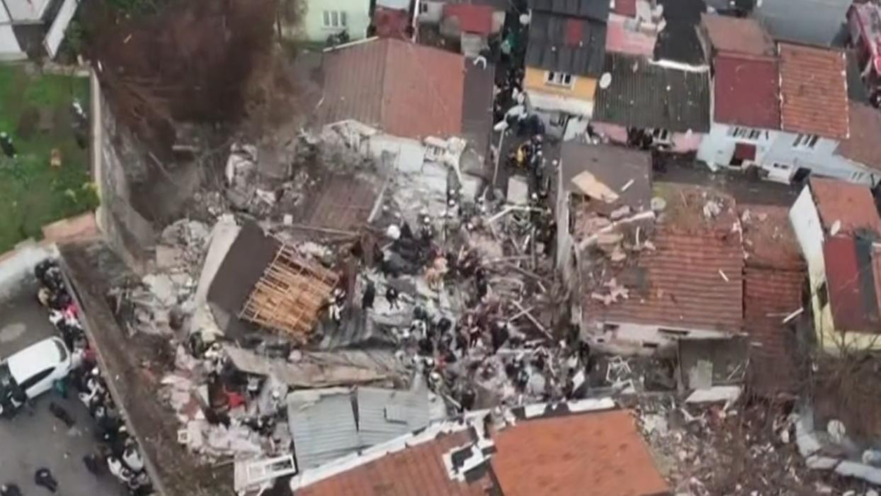 İstanbul Fatih'te 2 bina çöktü! Enkazdan 7 kişi sağ çıkarıldı