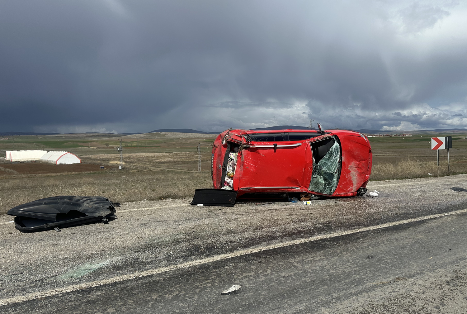 Çorum'da devrilen otomobildeki 3 kişi yaralandı