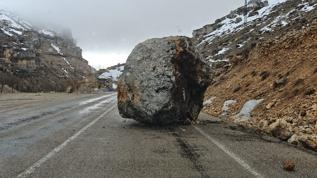Karaman'da yola dev kaya düştü