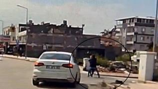 Kaldırımda yürüyen kadının boynundaki kolyeyi çalarak kaçtı