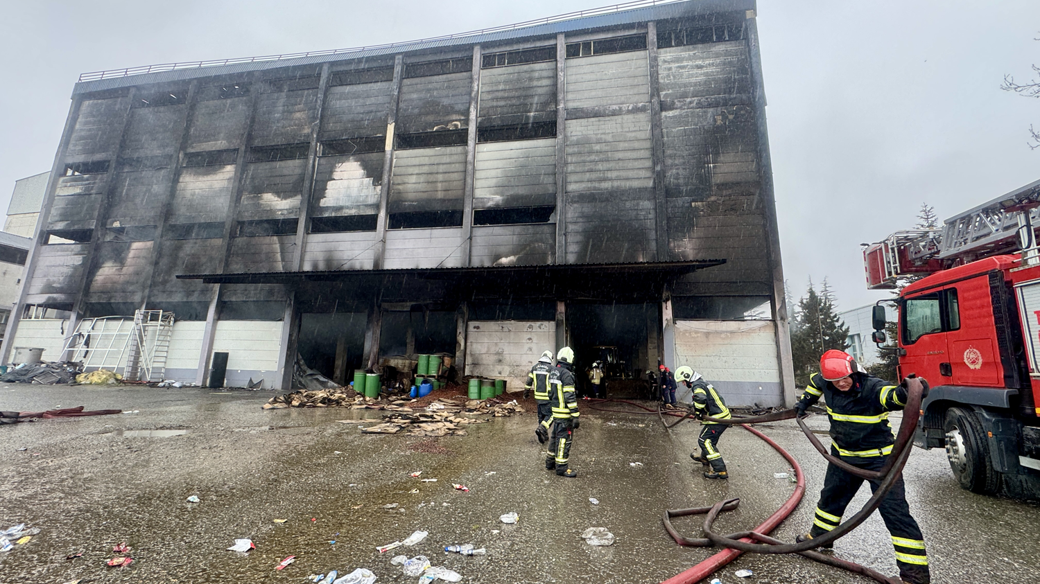 Trabzon Arsin'deki fındık fabrikasında çıkan yangın kontrol altına alındı