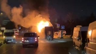 Kağıthane'de park halindeki midibüs alevlere teslim oldu