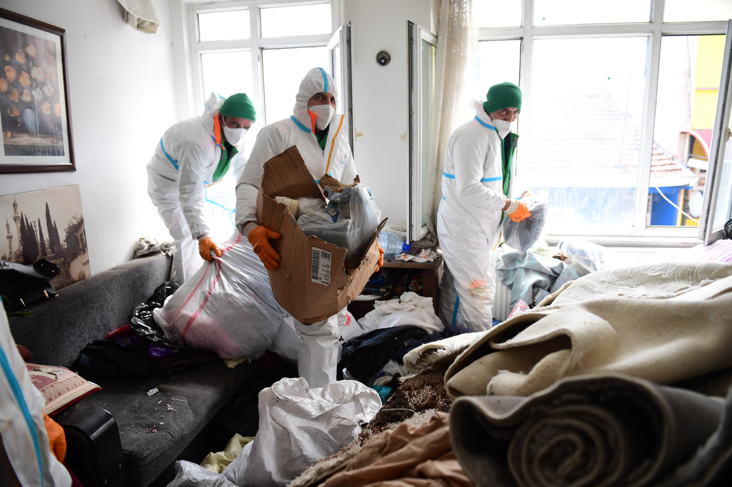 Bursa'nın Osmangazi ilçesinde bir evden 4 kamyon çöp çıktı