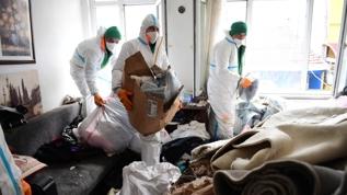 Bursa'nın Osmangazi ilçesinde bir evden 4 kamyon çöp çıktı