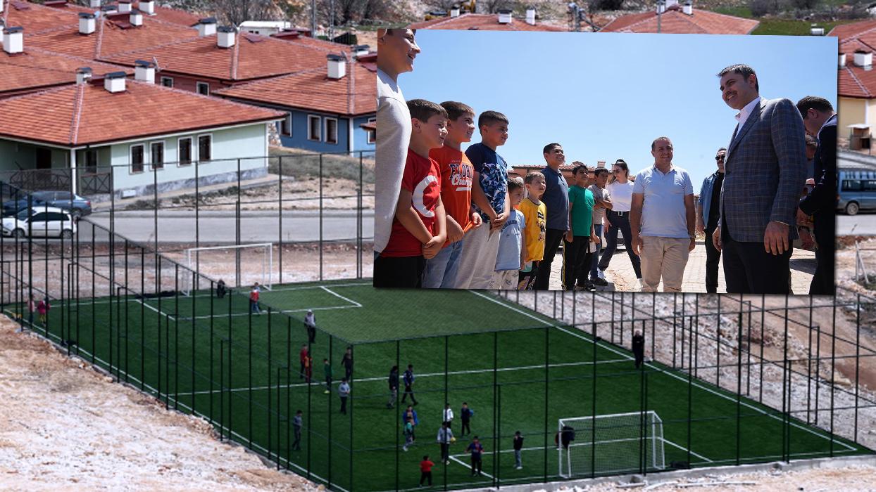 Bakan Kurum'dan milli maç öncesi depremzede çocuklarla anlamlı paylaşım! "Bir halı saha yaptık, binlerce hayale kapı açtık"