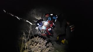 Çorum'da kayalıklardan uçuruma düşen kişi yaklaşık 5 saat süren çalışmayla kurtarıldı