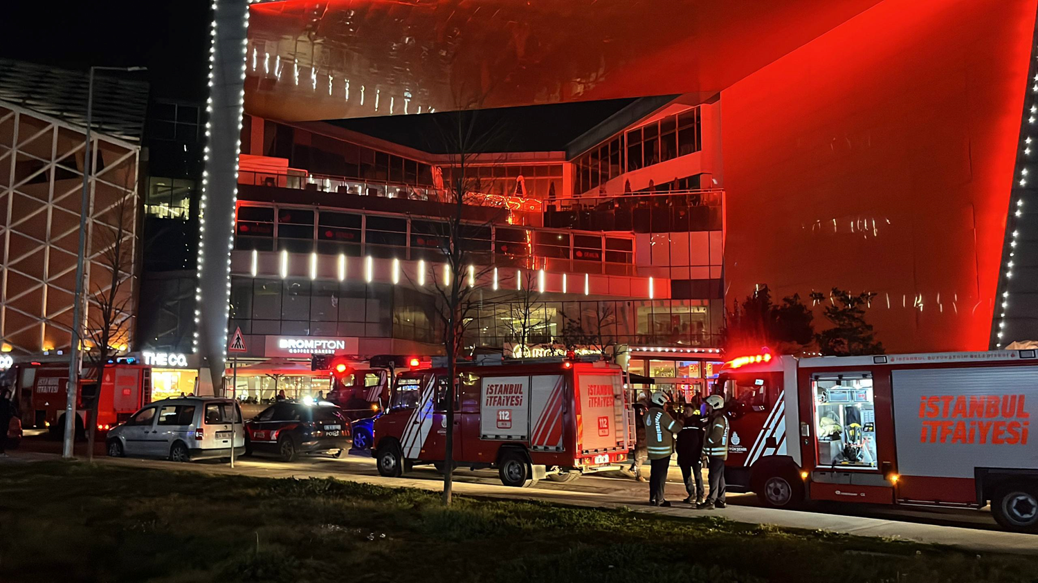 Kağıthane'de AVM'de korkutan yangın: Ekipler seferber oldu