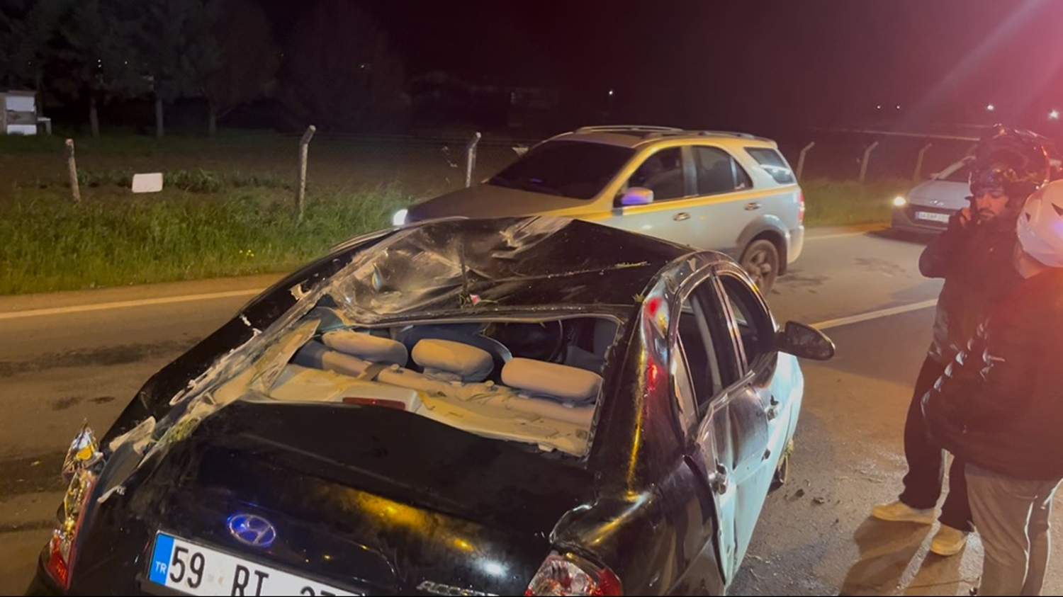 Alkollü otomobil sürücüsü önce ağaca, ardından tabelaya çarparak karşı şeride geçti