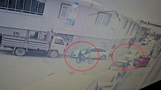 Nilüfer'de otomobil bisikletli çocuklara çarptı: Kaza anı kamerada!