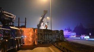 Tuzla'da lastiği patlayan tır devrildi: İstanbul yönü trafiğe kapandı