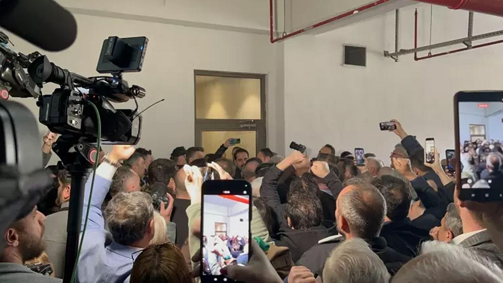 Kaybedeceğini anlayan CHP'den vandallık! 200 kişilik grup kapıları kırıp belediyeye daldı