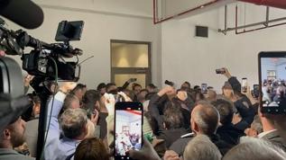 Kaybedeceğini anlayan CHP'den vandallık! 200 kişilik grup kapıları kırıp belediyeye daldı