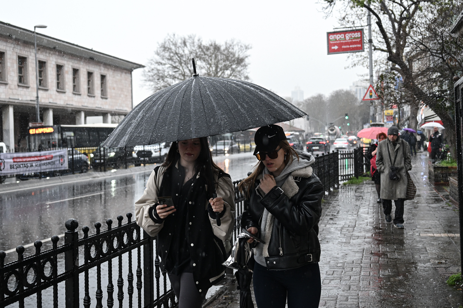 İstanbul'da sağanak ve dolu yağışı!