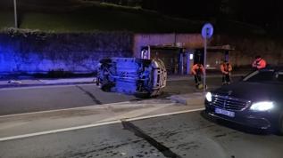 Kağıthane'de alkollü sürücü viyadükte kazaya neden oldu: Cip yan yattı