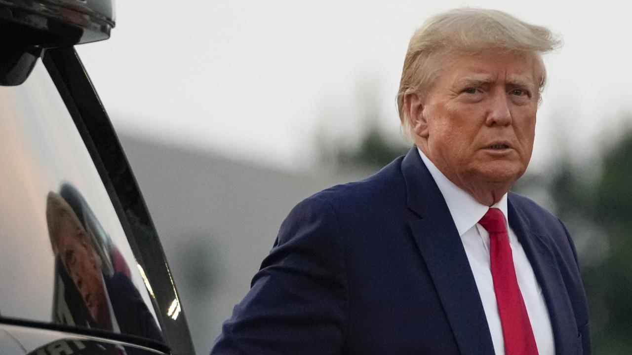 Trump'tan İran'a gözdağı: Daha güçlü silahları yüklüyoruz