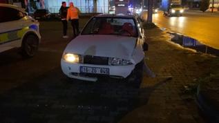 Düşürdüğü telefonu alırken otomobil çarptı: O anlar kamerada