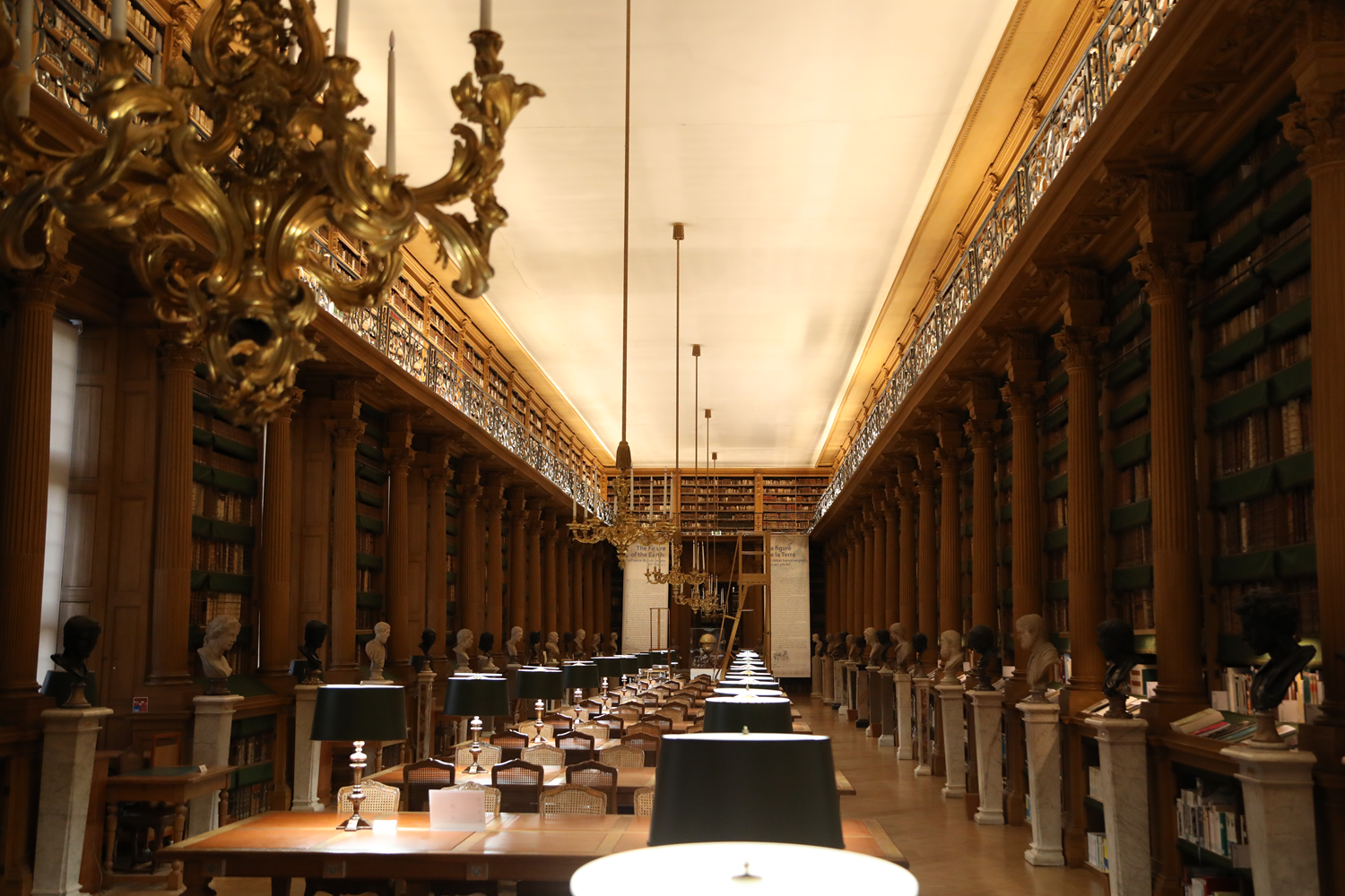 Fransa'da 17. yüzyıldan bu yana halka açık olan Mazarine Kütüphanesi 600 bin esere ev sahipliği yapıyor