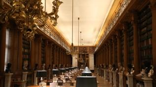 Fransa'da 17. yüzyıldan bu yana halka açık olan Mazarine Kütüphanesi 600 bin esere ev sahipliği yapıyor