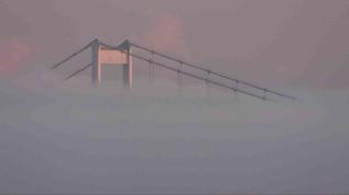 İstanbul Boğazı'nda yoğun sis: FSM Köprüsü kayboldu