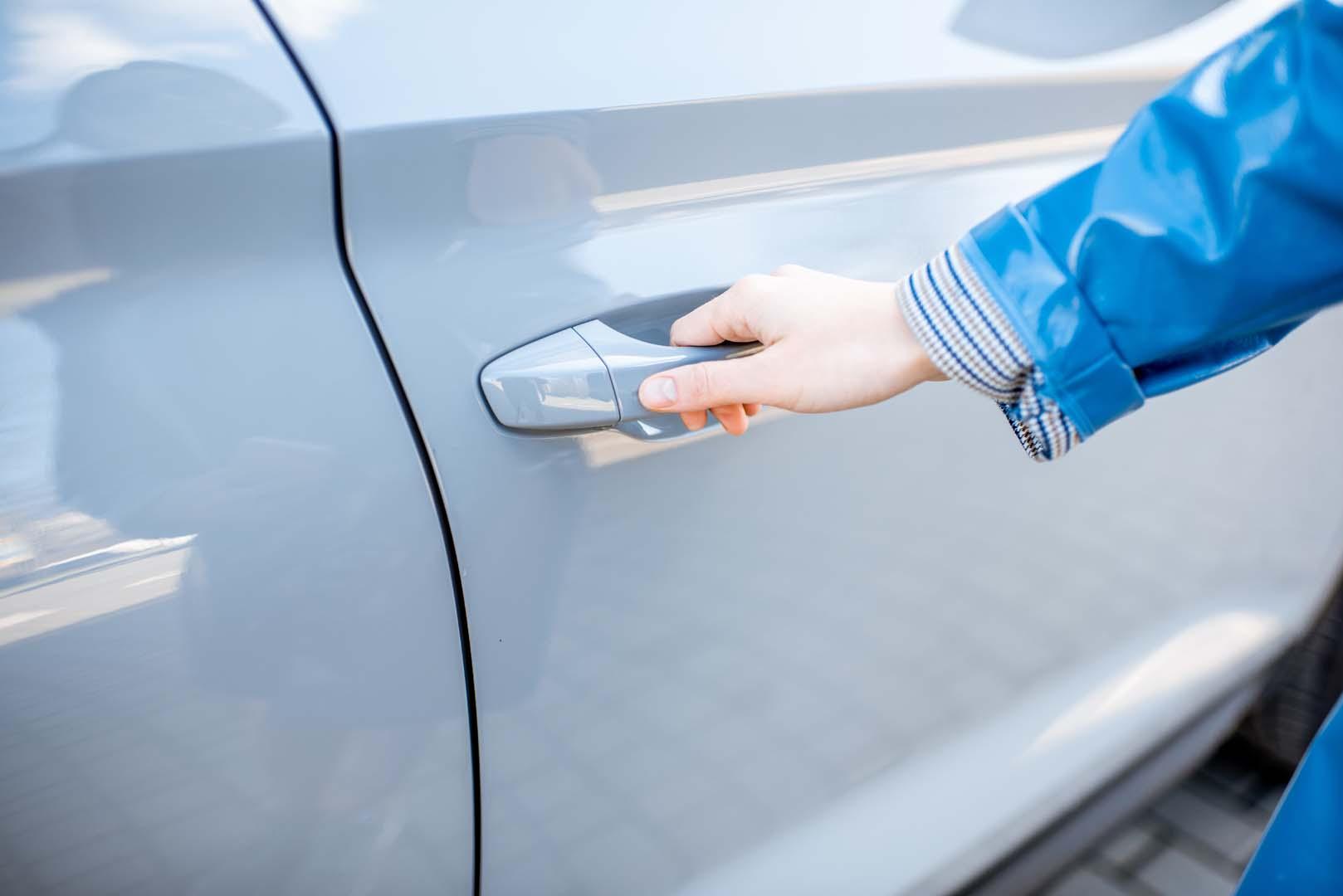 Otomobil kapısı neden sert kapatılmamalı? Hangi parçalar zarar görür?