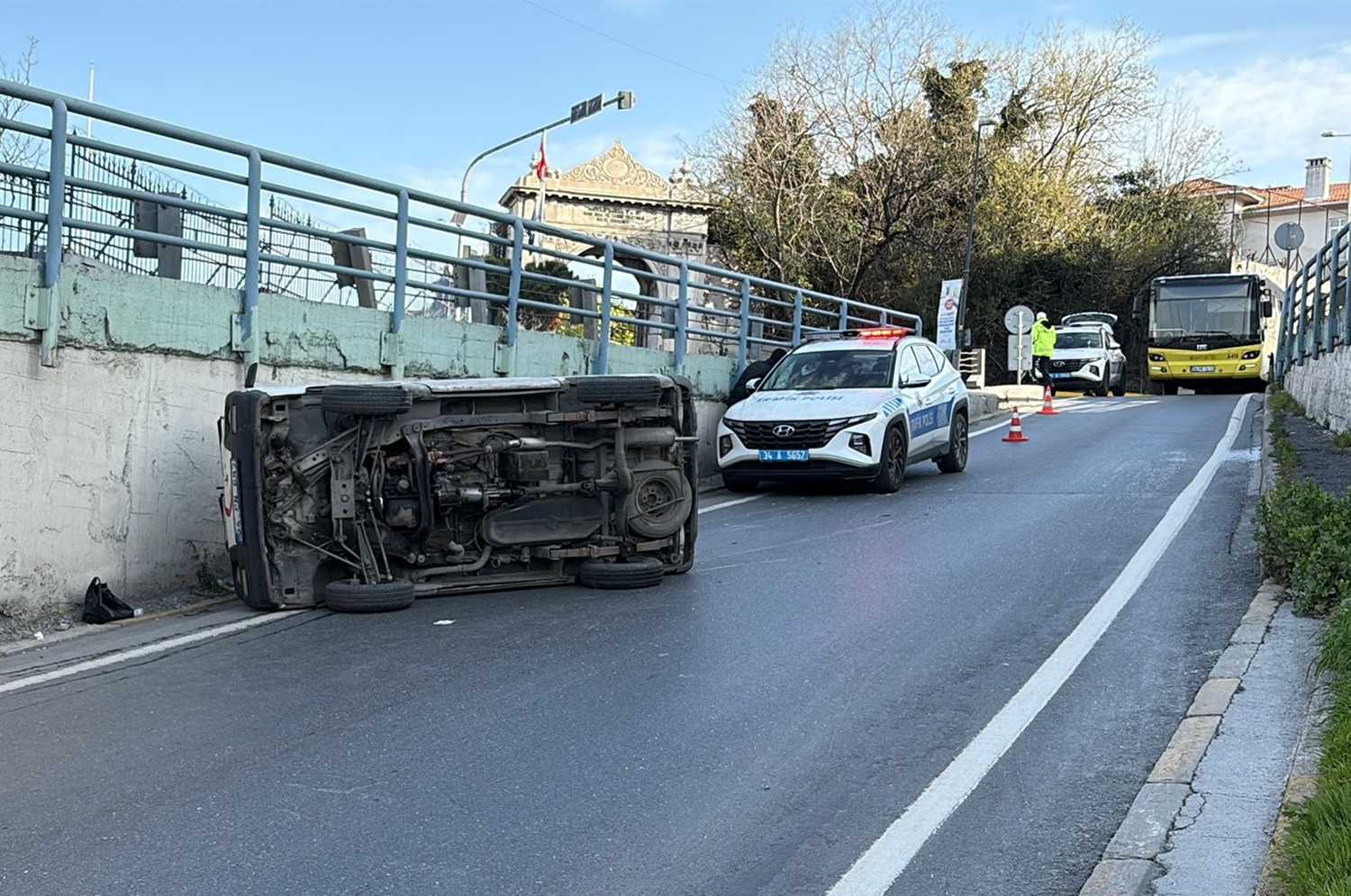 Beyoğlu'nda hafif ticari araç kaldırıma çarptıktan sonra yan yattı!
