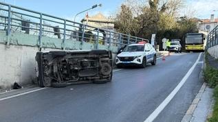 Beyoğlu'nda hafif ticari araç kaldırıma çarptıktan sonra yan yattı!