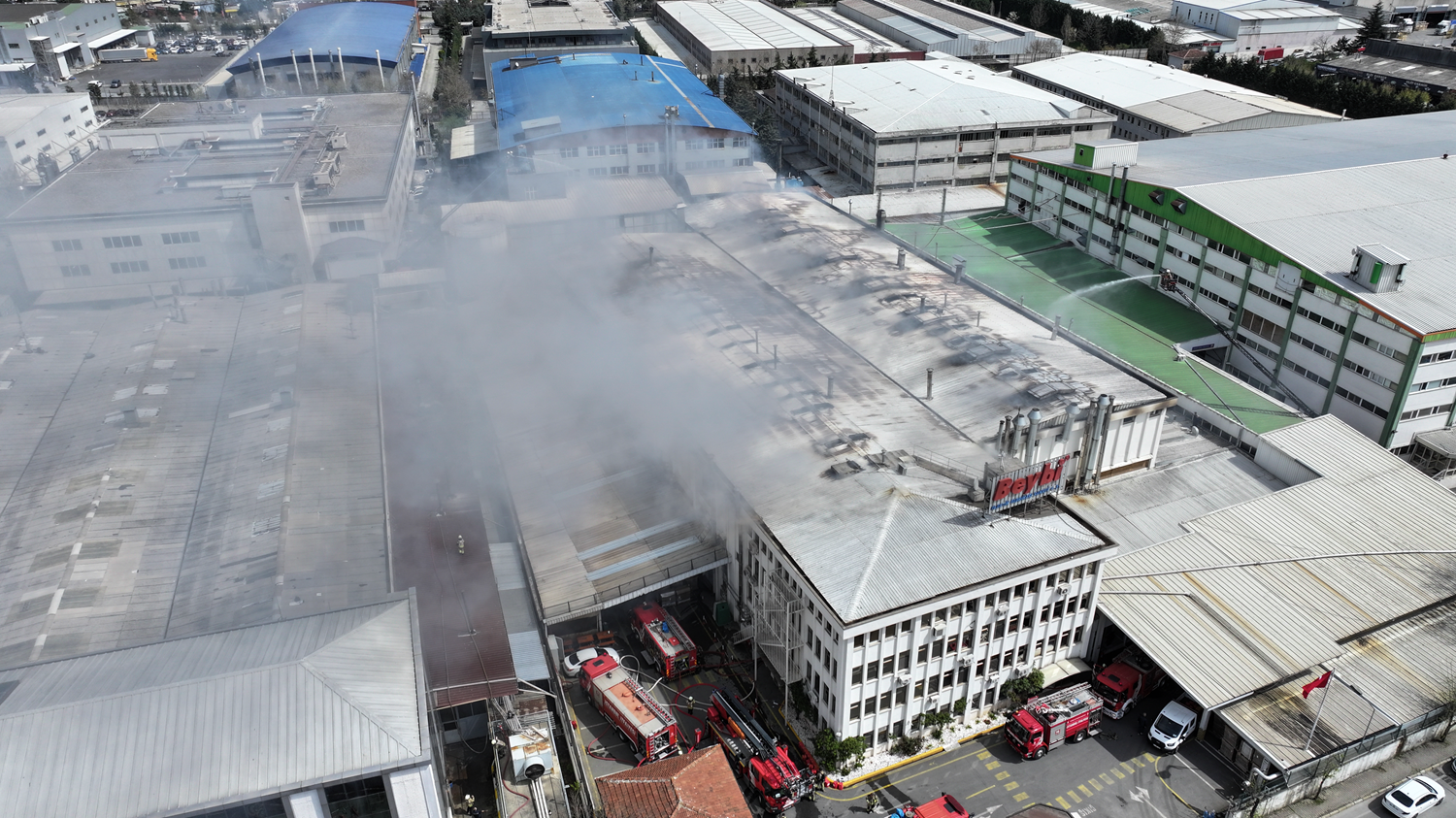 Ümraniye'de, bir iş yerinde çıkan yangın söndürüldü