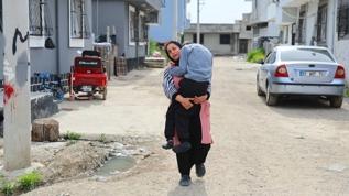 Belediye yolu yapmadı, engelli evladıyla perişan oldu