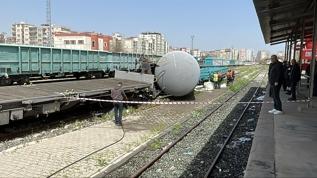 Diyarbakır'da raydan çıkan yük treninin vagonu devrildi!