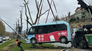 Beyoğlu'nda minibüs ile otomobil çarpıştı: 5 yaralı