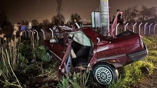 Kütahya'da beton direğe çarpan otomobilde 1 kişi hayatını kaybetti, 1 kişi yaralandı