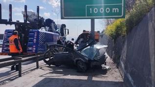 TEM Otoyolu'nda otomobil yön levhasına saplandı