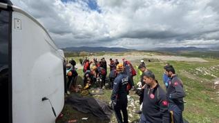 Diyarbakır'ın Lice ilçesinde midibüs devrildi: 11 yaralı!