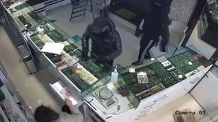 Başakşehir'de kuyumcuda silahlı soygun girişimi paniği