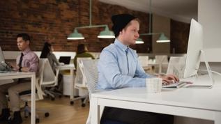 Gün boyu oturmak zararlı mı? Vücut buna nasıl tepki veriyor?