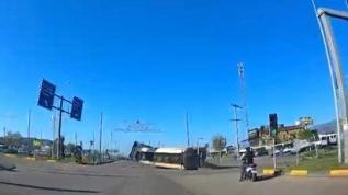 Nurdağı'nda kontrolden çıkan akaryakıt yüklü tır kaza yaptı, 2 kişi hafif yaralandı