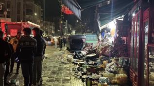 Sivas'ta devrilen otomobilin çarptığı 2 iş yerinde hasar oluştu