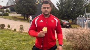 Cumhurbaşkanlığı Kabinesi üyeleri, milli güreşçi Rıza Kayaalp'i tebrik etti