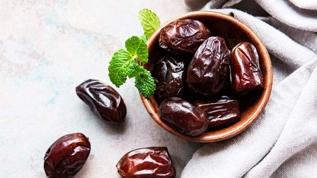 Muz ve hurma karşılaştırması! Hangisi kan şekeri ve lif için daha faydalı?
