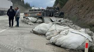 Burdur'da direksiyon hakimiyetini kaybeden tır devrildi: 1 yaralı
